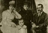 Мажит Гафури с семьей. Справа: М. Гафури, сыновья Анвер и Халит, жена Зухра. Уфа. 1922 г.